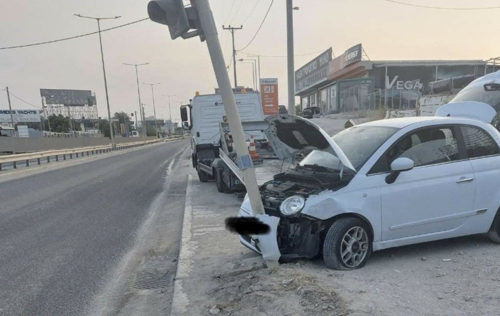 Οδηγός “καρφώθηκε” σε φανάρι στην Βάρης – Κορωπίου